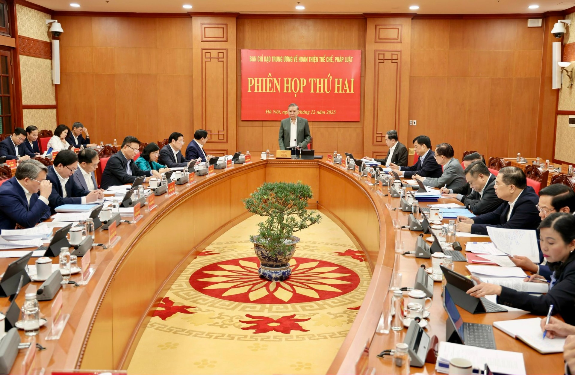 Hoàn thiện thể chế, tháo gỡ ‘điểm nghẽn’ để tạo động lực phát triển đất nước- Ảnh 3. Hoàn thiện thể chế, tháo gỡ ‘điểm nghẽn’ để tạo động lực phát triển đất nước- Ảnh 3.