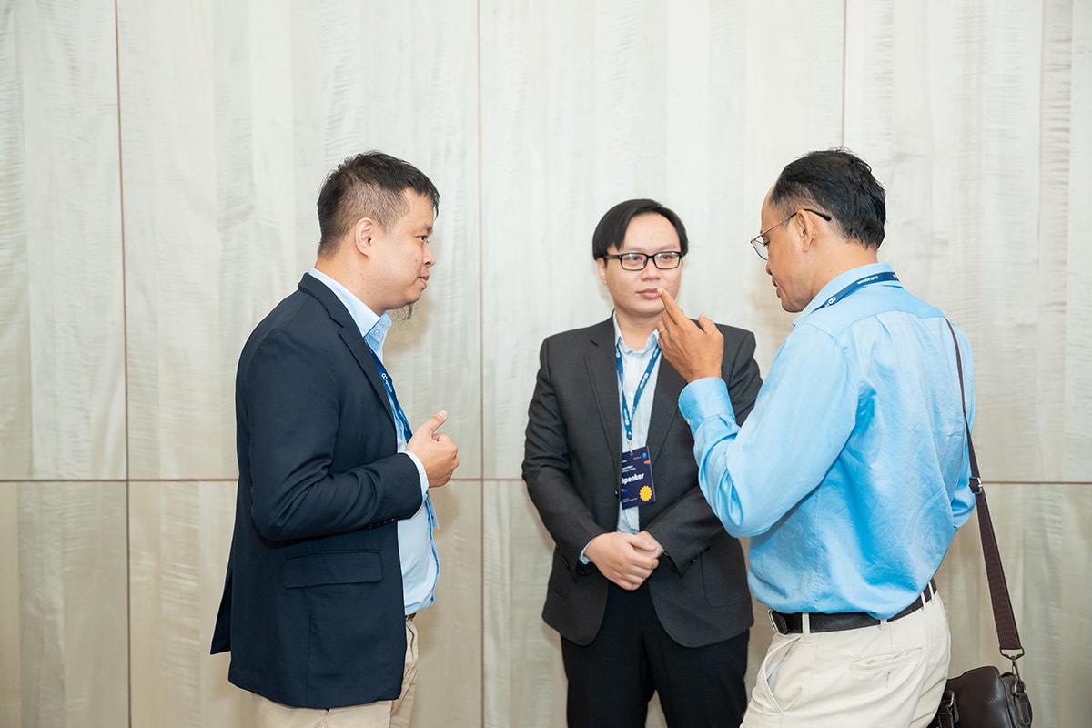 Ông Ngô Hùng Kiệt (bên trái) trao đổi với khách hàng trong một sự kiện của AgileOps