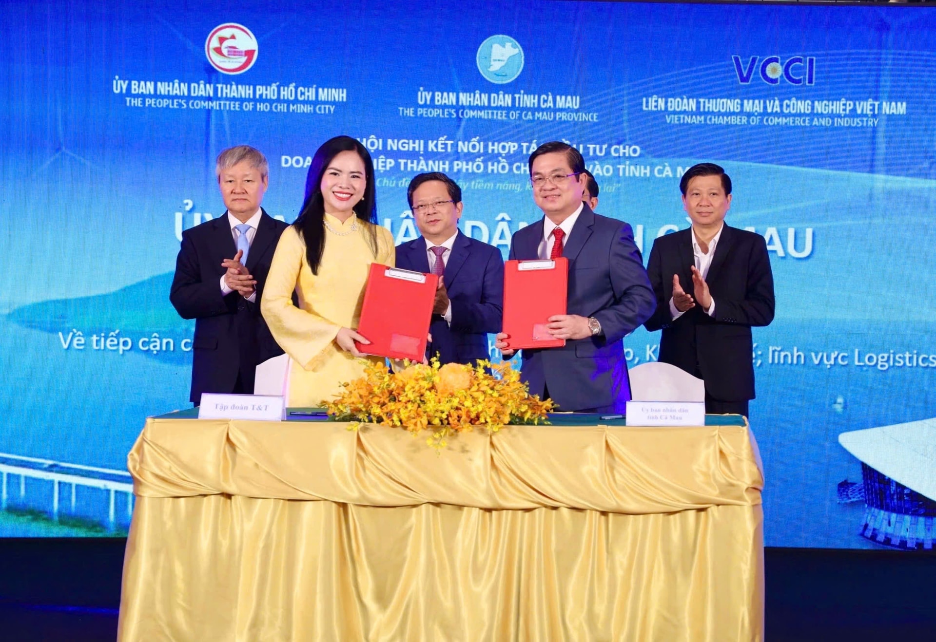 Bà Nguyễn Thị Thanh Bình, Phó Tổng Giám đốc T&T Group ký biên bản ghi nhớ hợp tác với lãnh đạo UBND tỉnh Cà Mau tại Hội nghị kết nối hợp tác đầu tư cho doanh nghiệp TP. Hồ Chí Minh vào tỉnh Cà Mau.