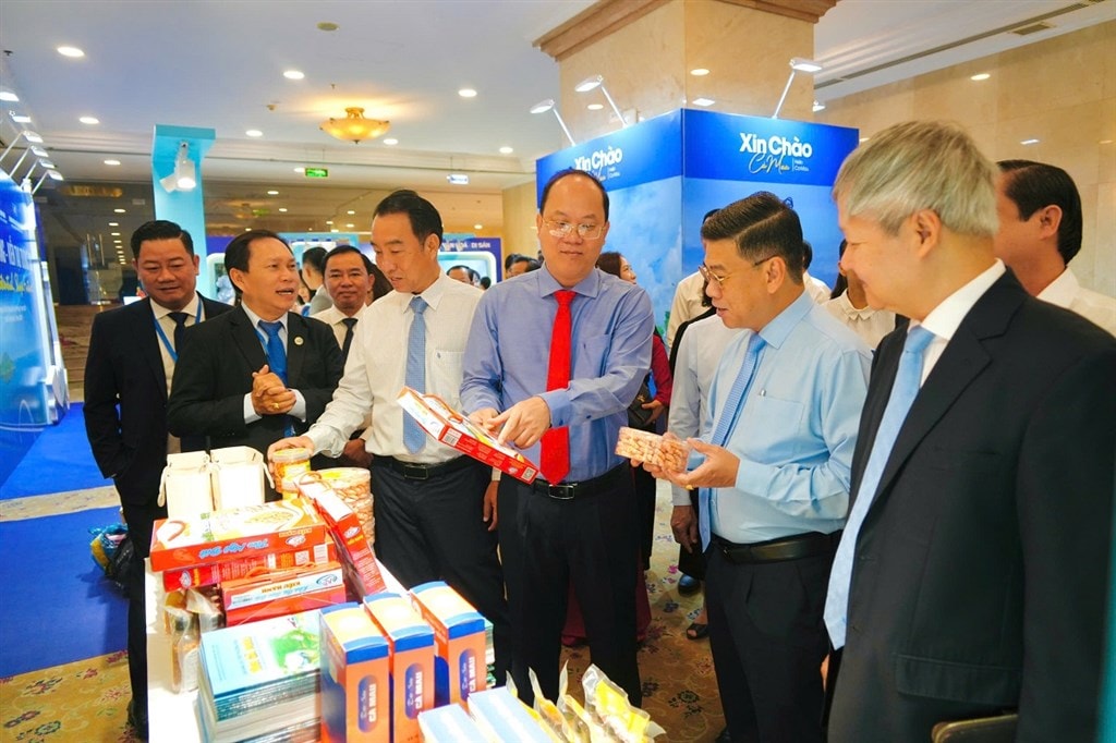 Đại biểu tham quan không gian trưng bày, quảng bá xúc tiến đầu tư, thương mại, du lịch tại Sự kiện “Xin chào Cà Mau”.