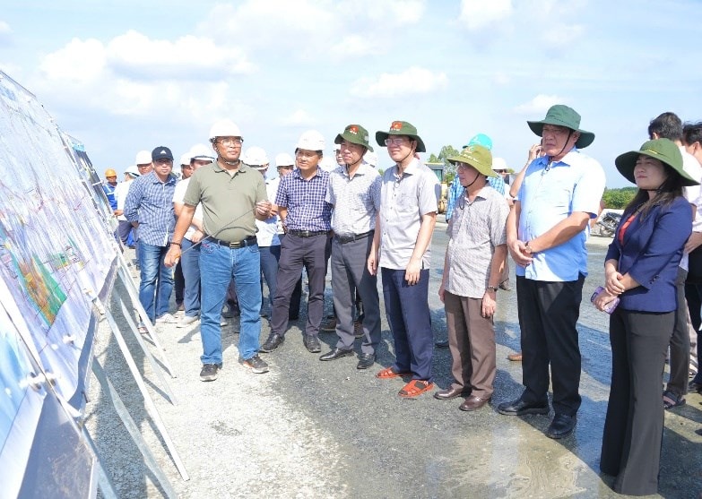 Lãnh đạo tỉnh Cà Mau nghe đại diện chủ đầu tư báo cáo tiến độ thực hiện dự án.cao tốc Hậu Giang – Cà Mau