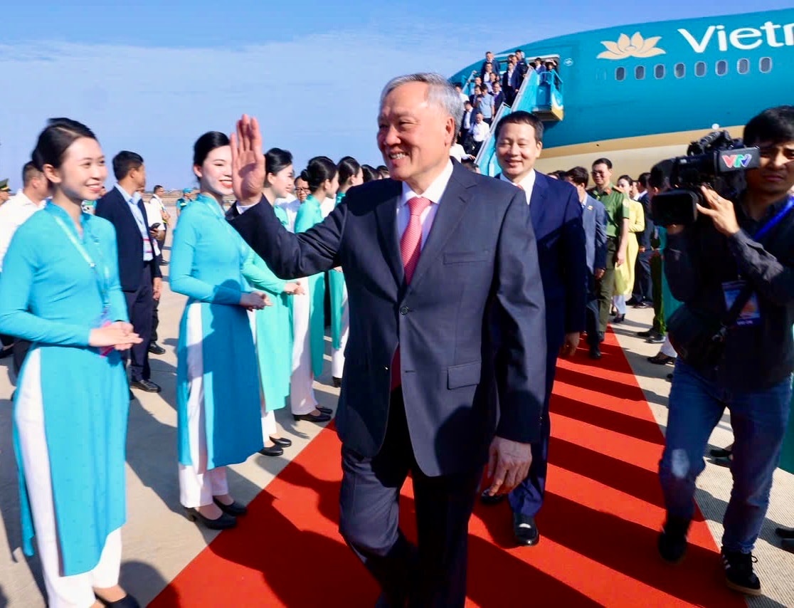 1.2. Chuyến bay hân hạnh được chuyên chở Phó thủ tướng chính phủ Nguyễn Hòa Bình và gần 100 hành khách đầu tiên đặt chân xuống sân bay Long Thành__