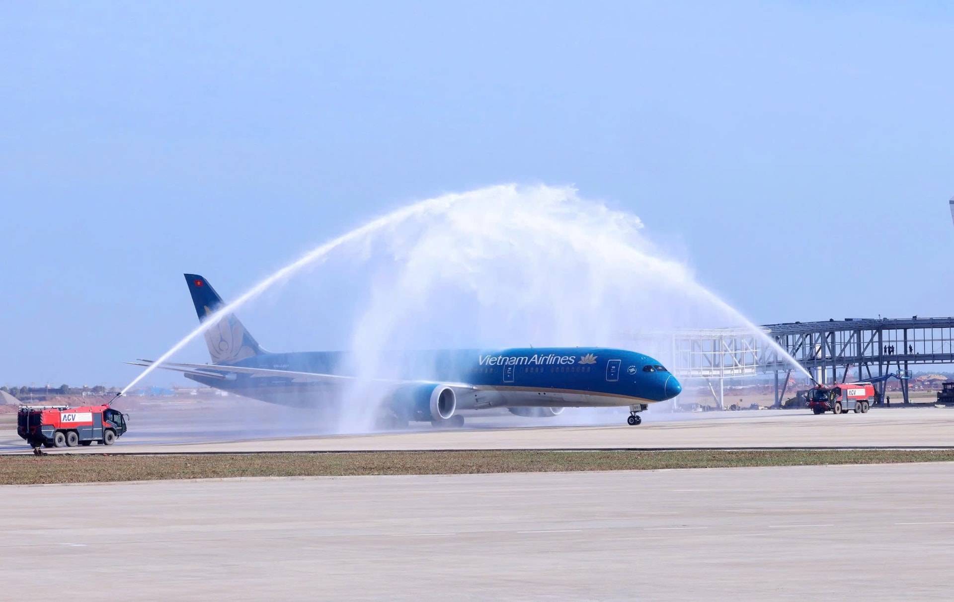 3. Nghi thức phun vòi rồng chào đón chuyến bay chở khách đầu tiên do Vietnam Airlines khai thác_