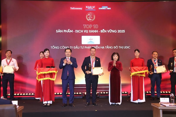 Đại diện Tổng công ty UDIC, ông Trần Vũ Quang – Phó Tổng giám đốc Tổng Công ty Đầu tư Phát triển Hạ tầng Đô thị UDIC - Công ty TNHH Một thành viên (UDIC) nhận danh hiệu Top 10 Sản phẩm – Dịch vụ xanh & bền vững 2025.