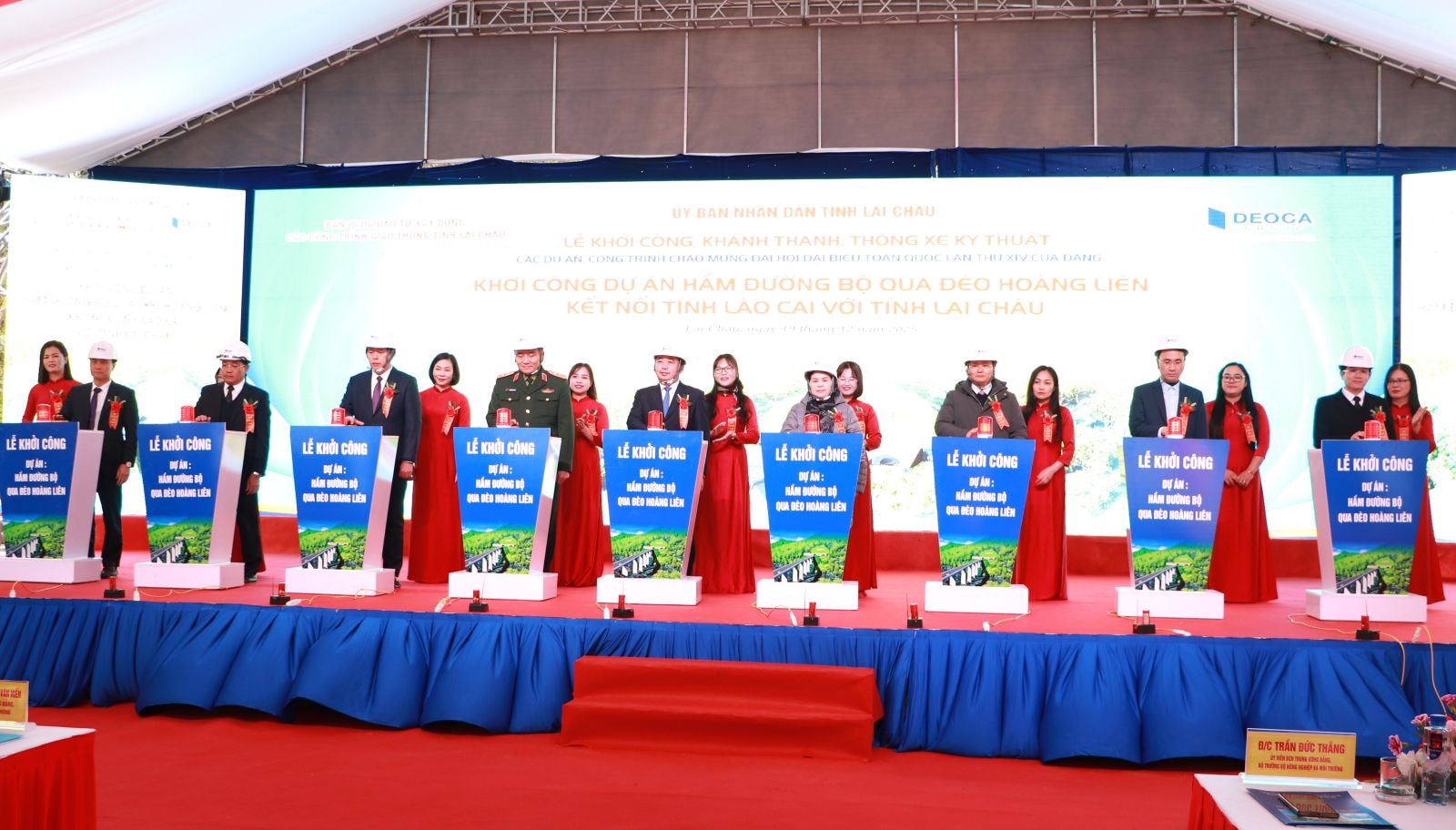 Đại biểu thực hiện nghi thức khởi công Dự án Hầm đường bộ qua đèo Hoàng Liên kết nối tỉnh Lào Cai với tỉnh Lai Châu.