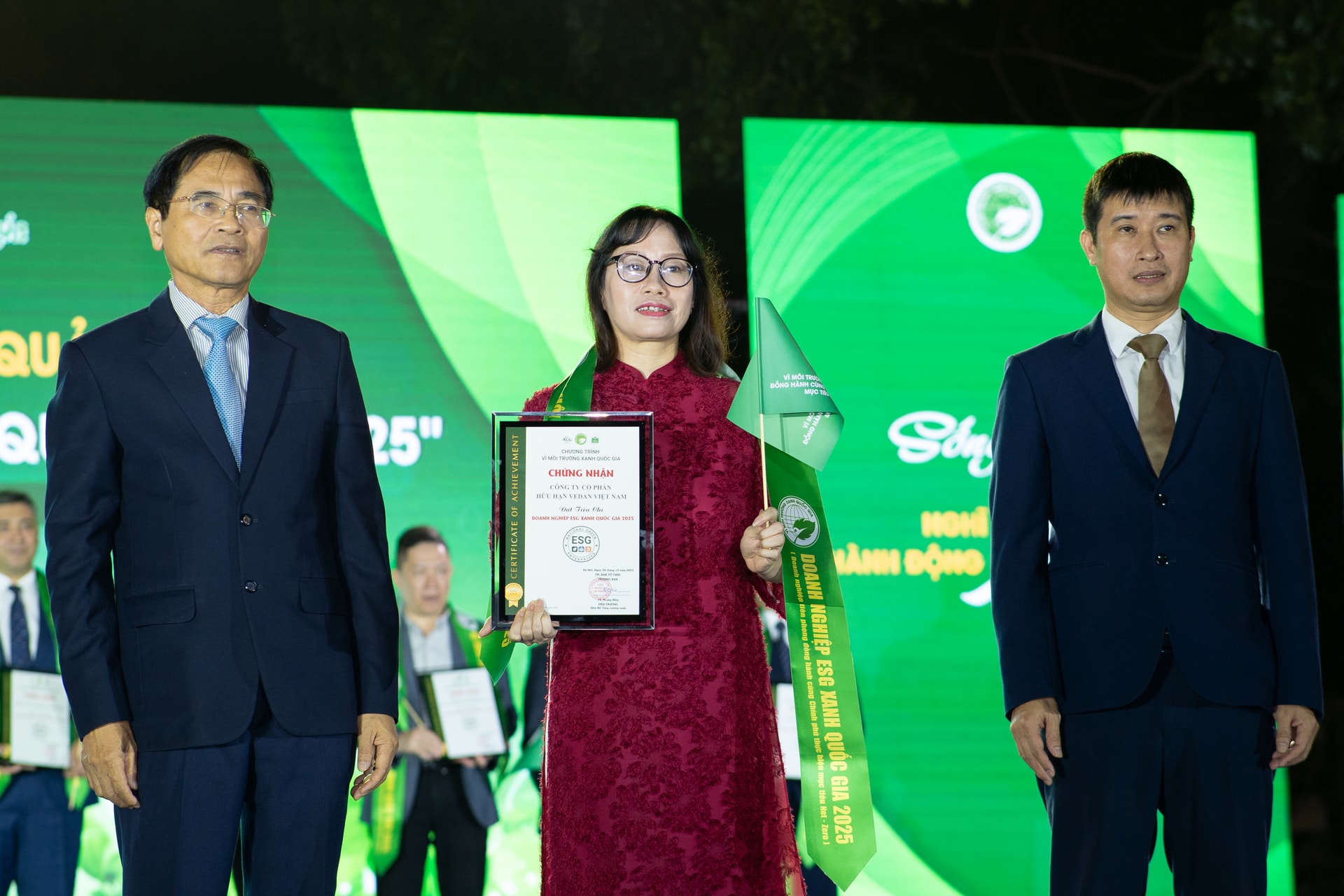 Bà Hà Thị Hòa Bình – Phó giám đốc – đại diện Vedan Việt Nam chứng nhận từ Ban tổ chức