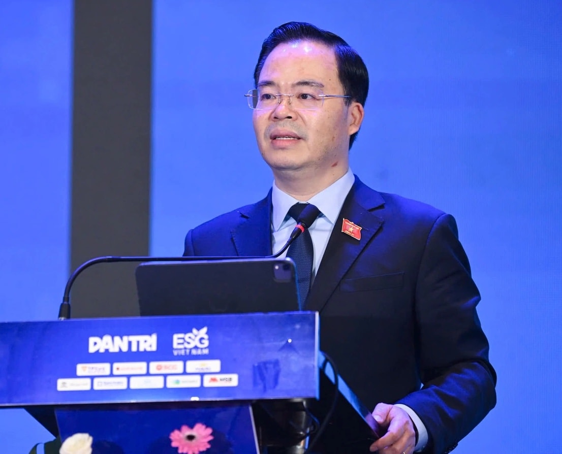 Bản sao Tiến sĩ Trần Văn Khải - Phó Chủ nhiệm Ủy ban Khoa học công nghệ và Môi trường của Quốc hội - là diễn giả đầu tiên trình bày tham luận tại diễn đà