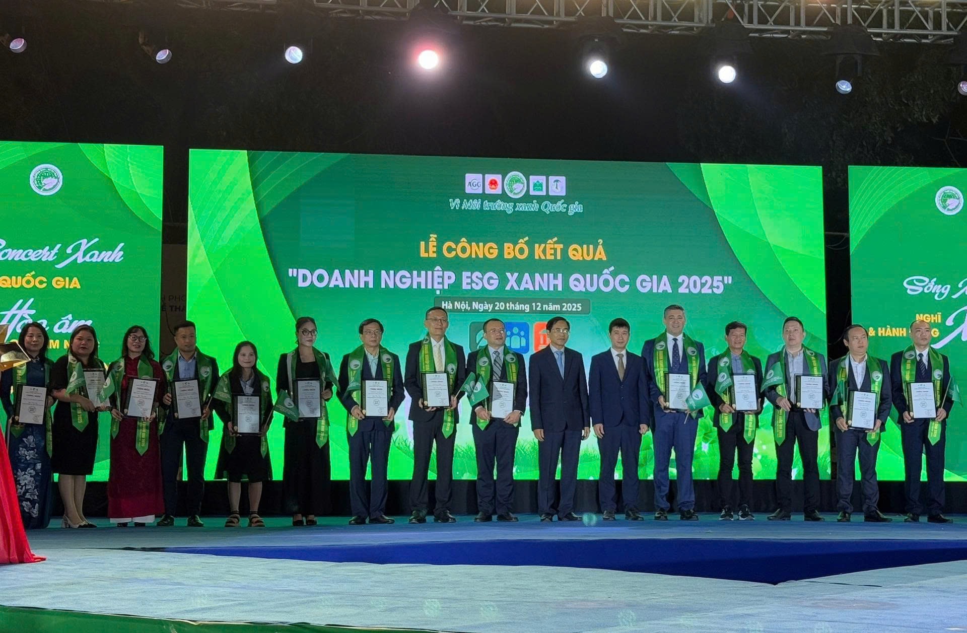 Ban tổ chức trao chứng nhận cho các “Doanh nghiệp ESG xanh quốc gia 2025” vì môi trường xanh