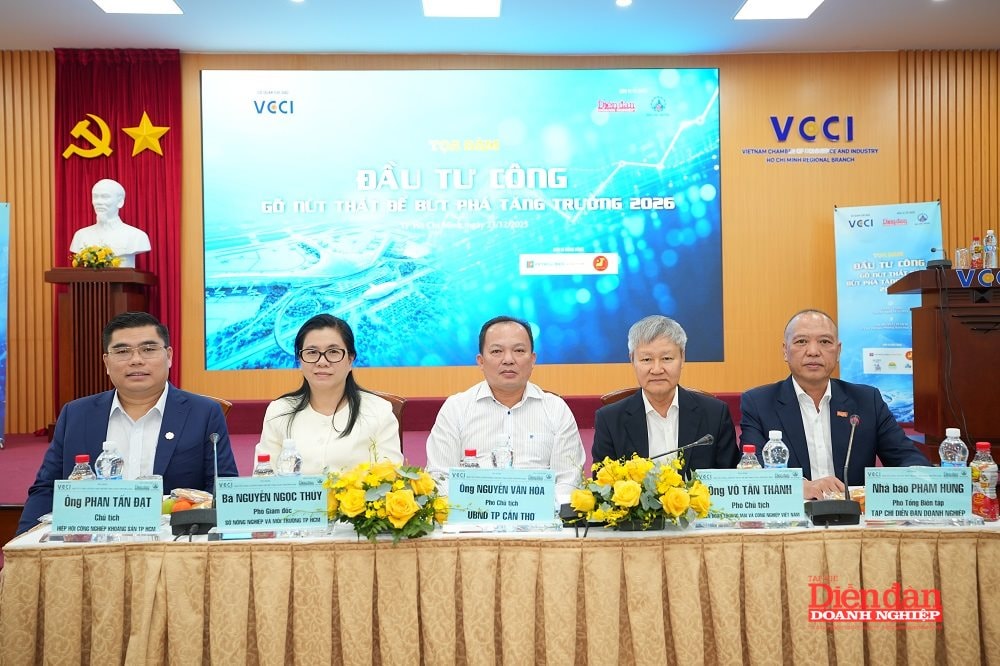 Từ phải qua, nhà báo Phạm Hùng - Phó Tổng Biên tập Tạp chí Diễn đàn Doanh nghiệp, ông Võ Tân Thành - Phó Chủ tịch VCCI, ông Nguyễn Văn Hòa – Phó Chủ tịch UBND TP Cần Thơ, bà Nguyễn Ngọc Thúy - Phó Giám đốc Sở Nông nghiệp và Môi trường TP HCM, ông Phan Tấn Đạt - Chủ tịch Hiệp hội Công nghiệp khoáng sản TP HCM, Chủ tịch KSB