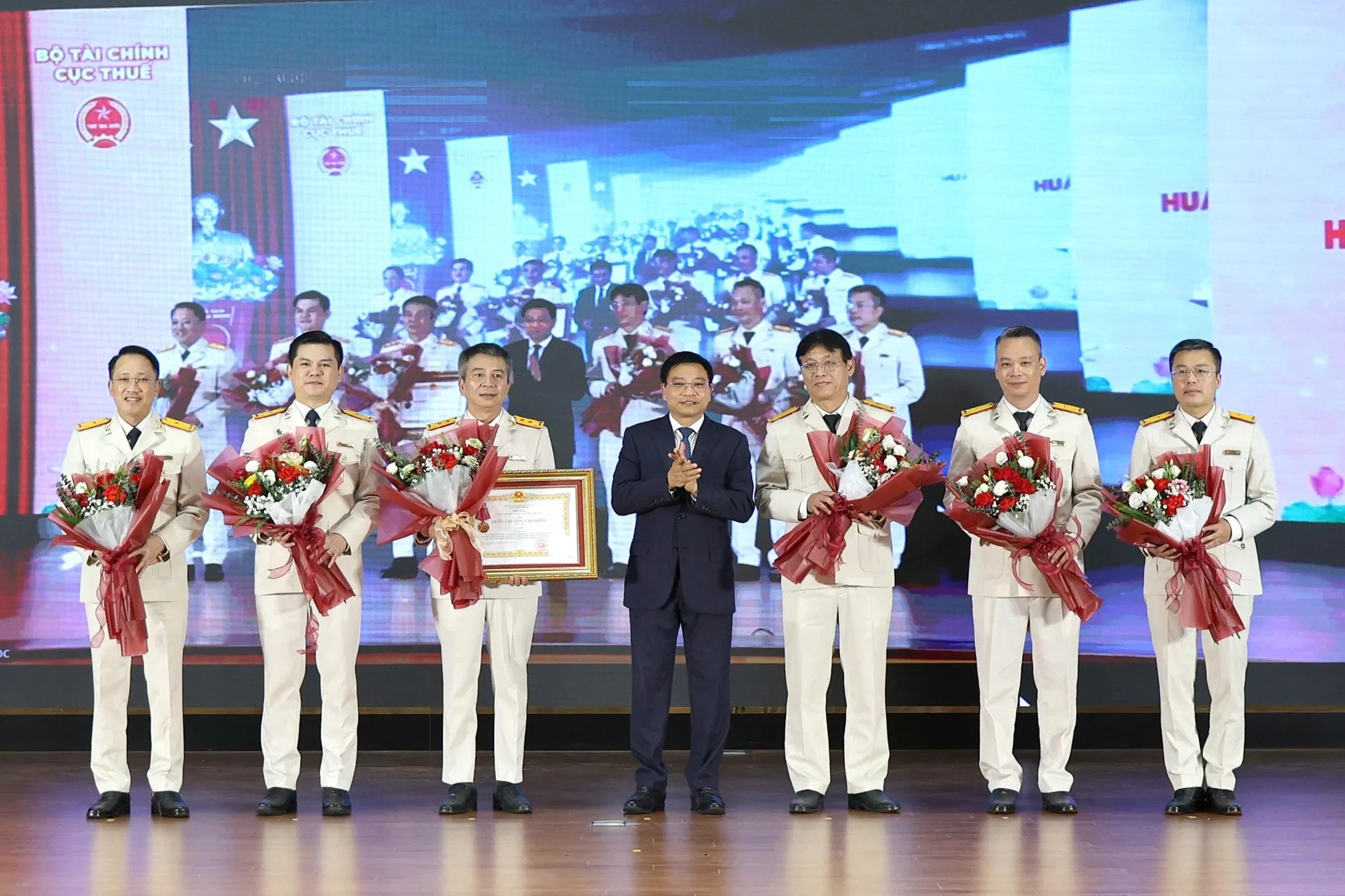 Bộ trưởng Bộ Tài chính Nguyễn Văn Thắng trao Huân chương lao động hạng Ba cho tập thể Cục Thuế.