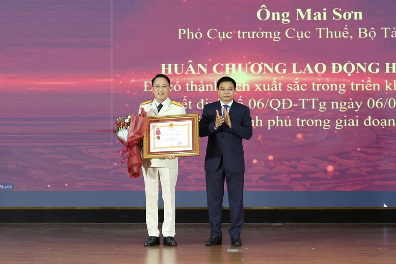 Trao tặng Huân chương Lao động hạng Ba cho đồng chí Mai Sơn, Phó Cục trưởng Cục Thuế