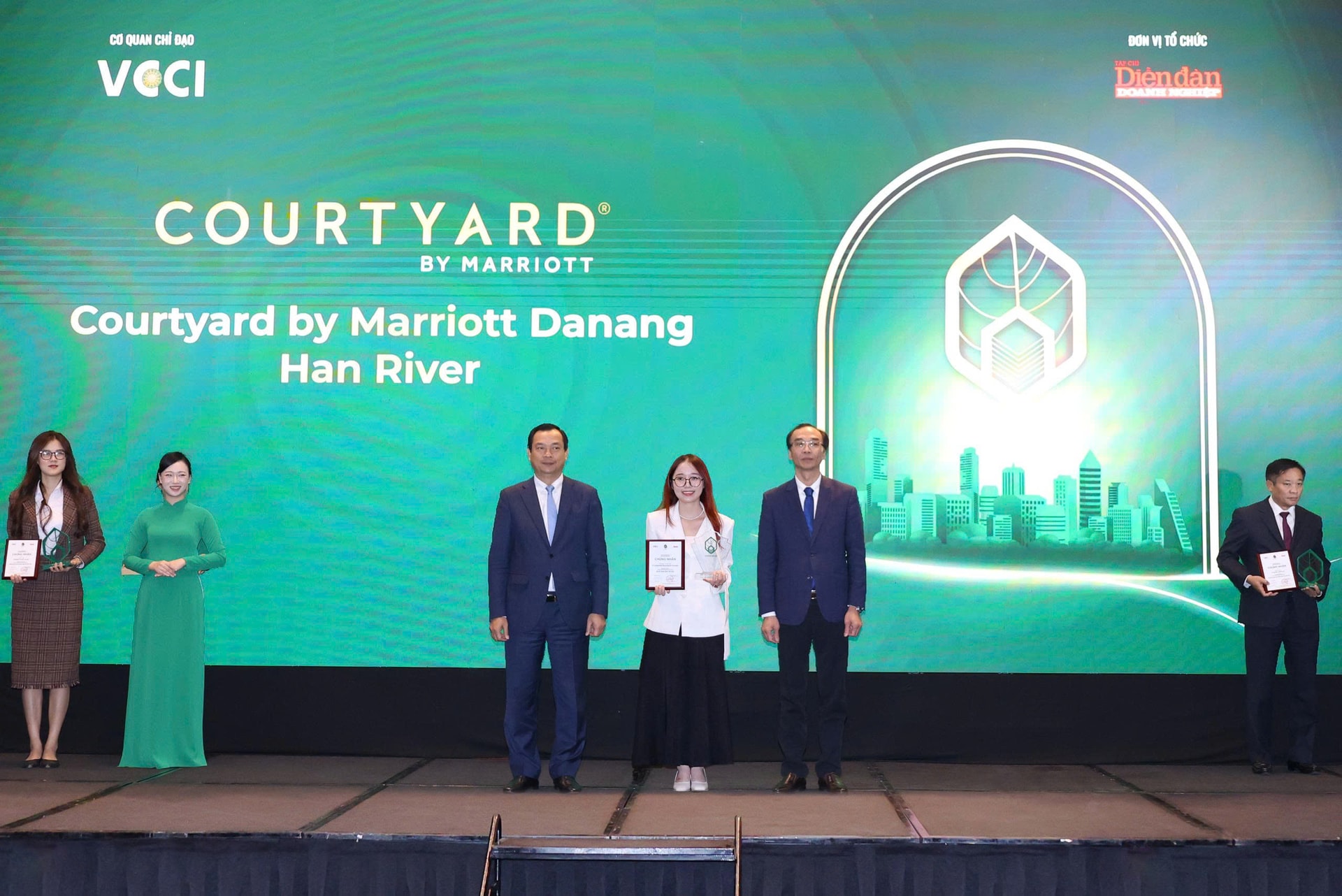 Đại diện dự án Courtyard by Marriott Danang Han River nhận chứng nhận và kỷ niệm chương