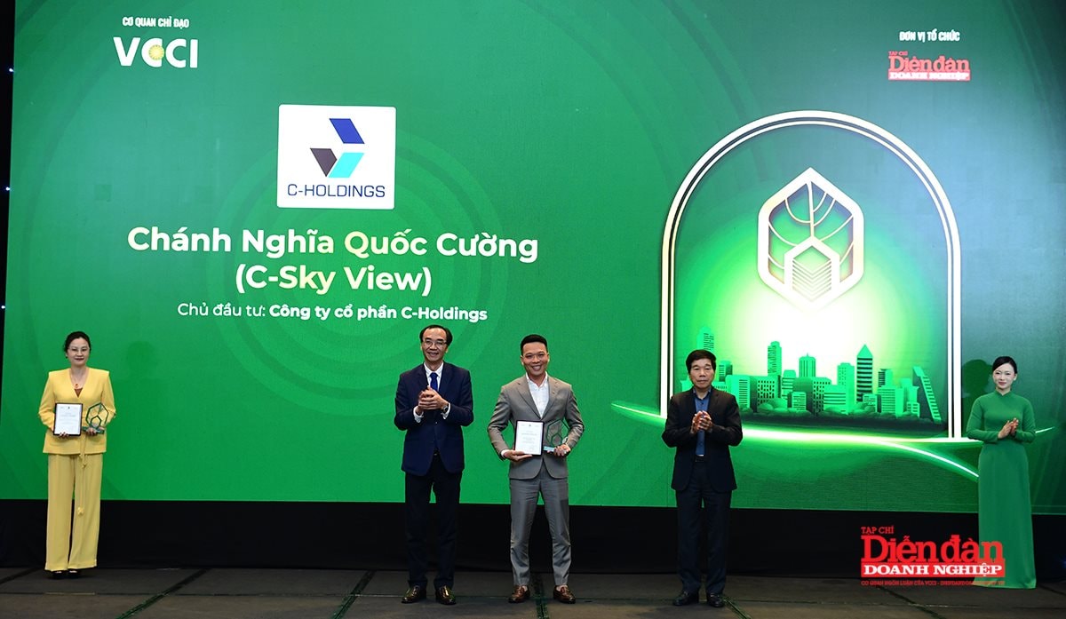 Đại diện dự án Chung cư M Landmark Residence nhận chứng nhận và kỷ niệm chương