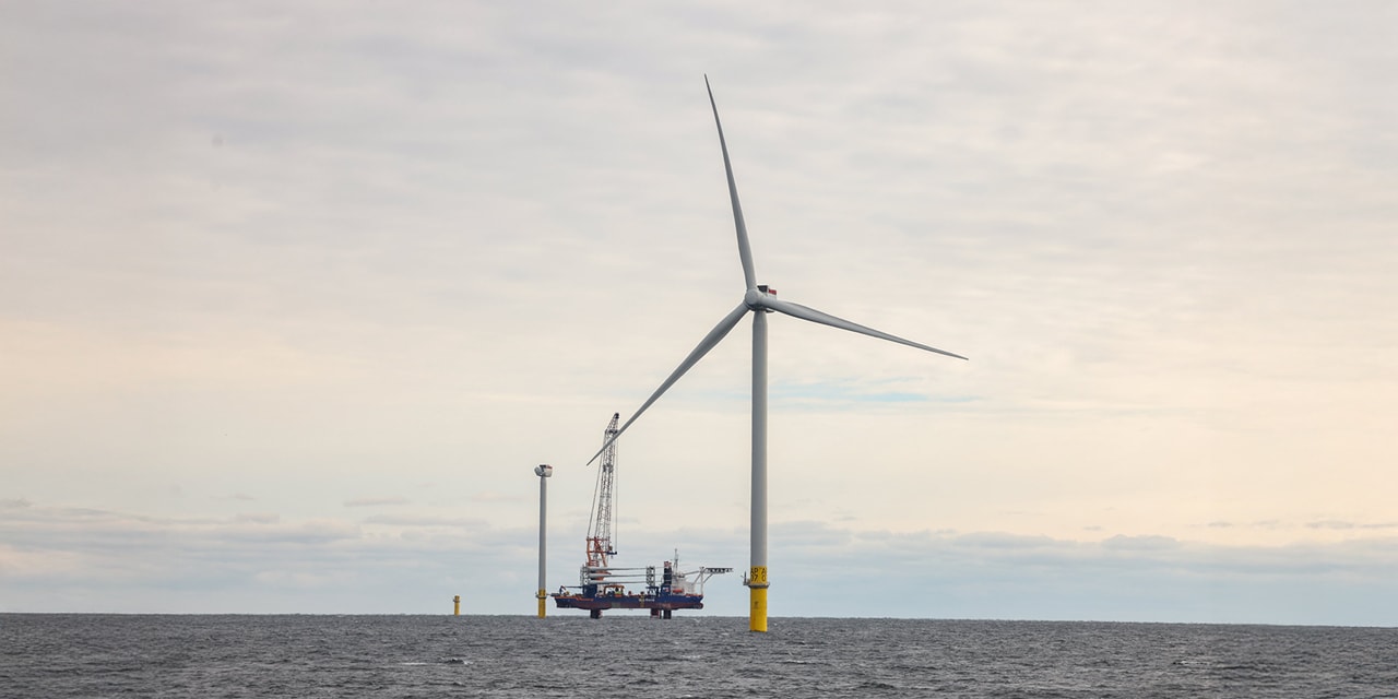 Vì sao ông Trump tiếp tục “phong sát” điện gió?