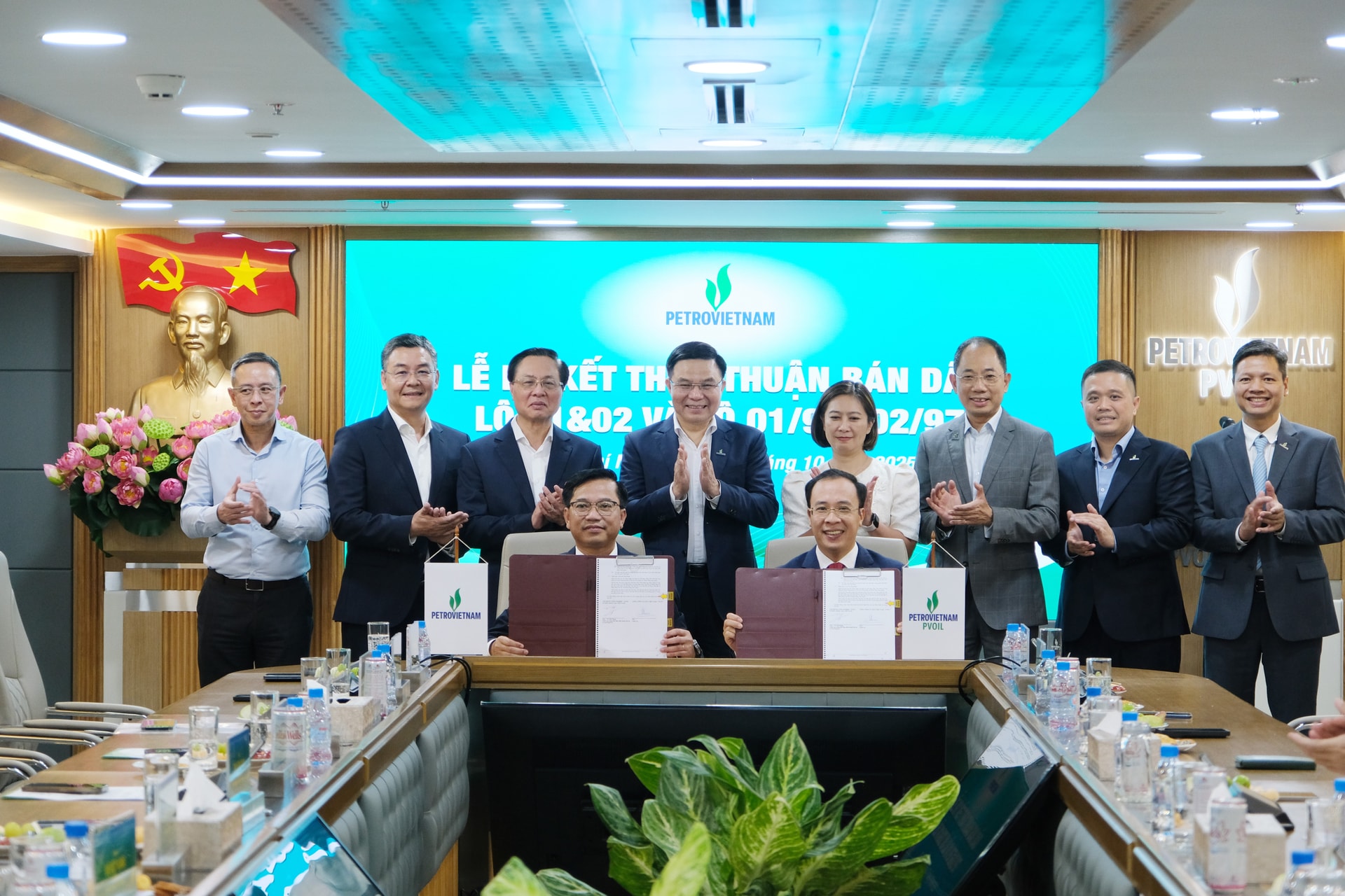 Lãnh đạo Tập đoàn chứng kiến nghi thức ký kết Thỏa thuận bán dầu Dự án Lô 01/97&02/97.