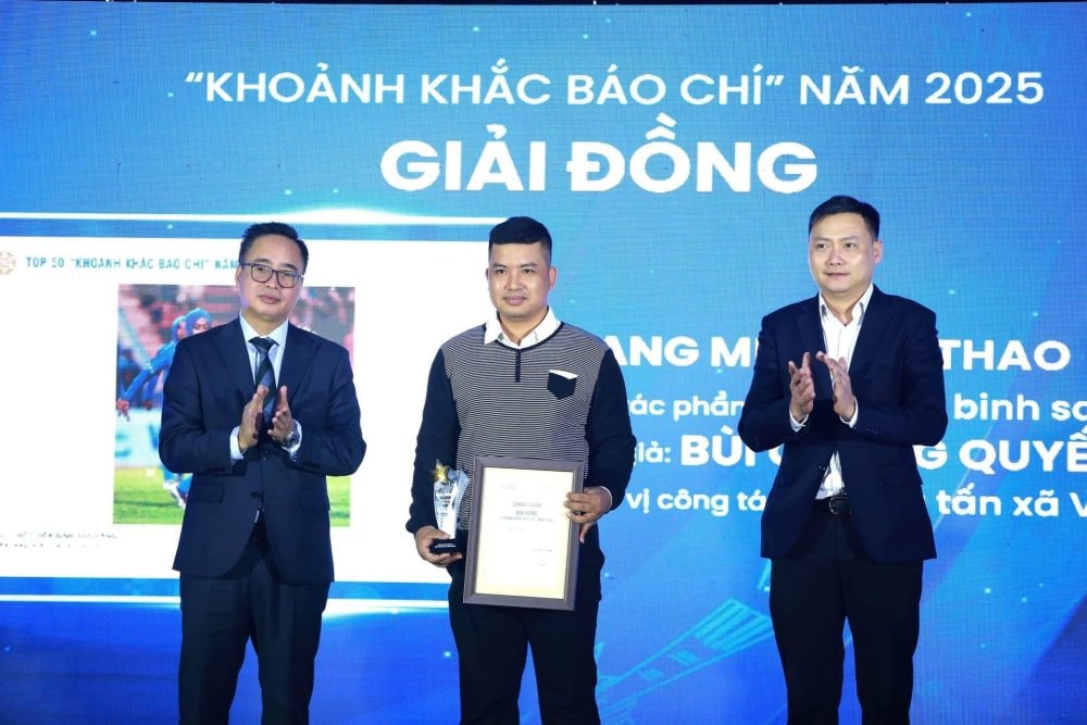 Khoảnh khắc Báo chí 2025: Tôn vinh những người đi cùng đất nước, đồng hành với nhân dân