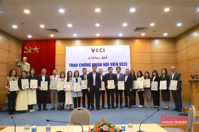 VCCI trao chứng nhận hội viên chính thức đợt 2/2025