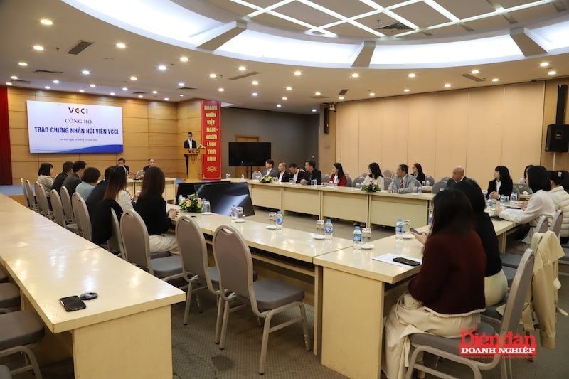 VCCI trao chứng nhận hội viên chính thức đợt 2/2025