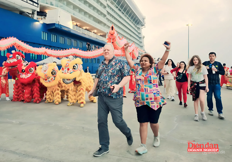 Du khách hào hứng hành trình đón năm mới tại Hạ Long