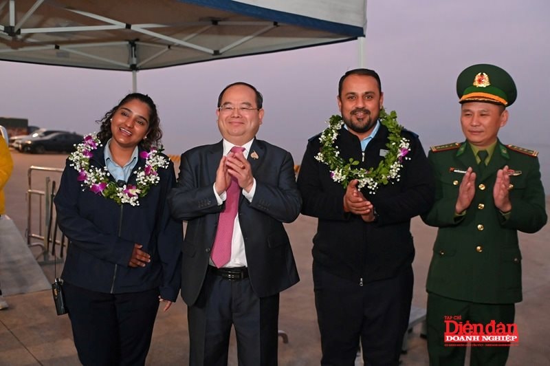 Ông Quản Minh Cường có mặt từ sớm để chào đón du khách quốc tế tàu Celebrity Solstice