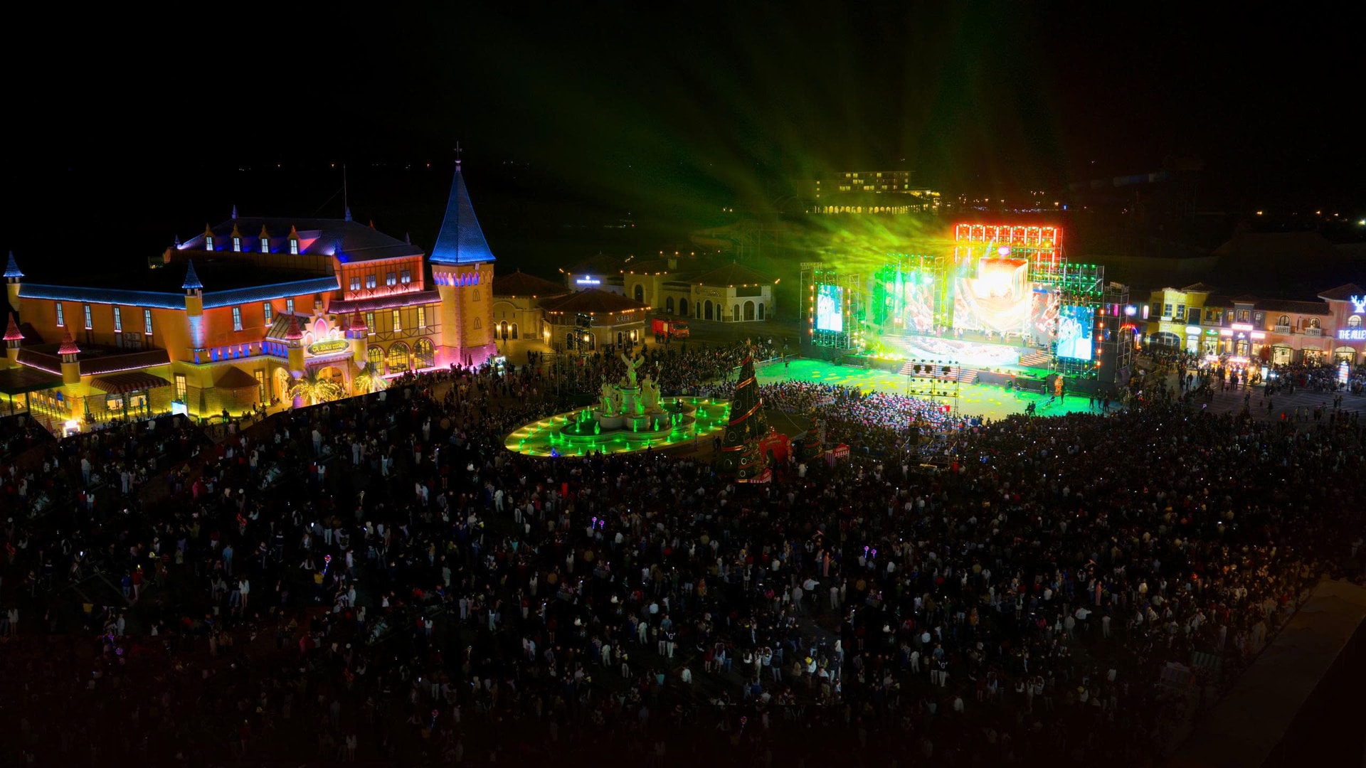 ẢNH 01_Quảng trường đông khách Cửa Hội