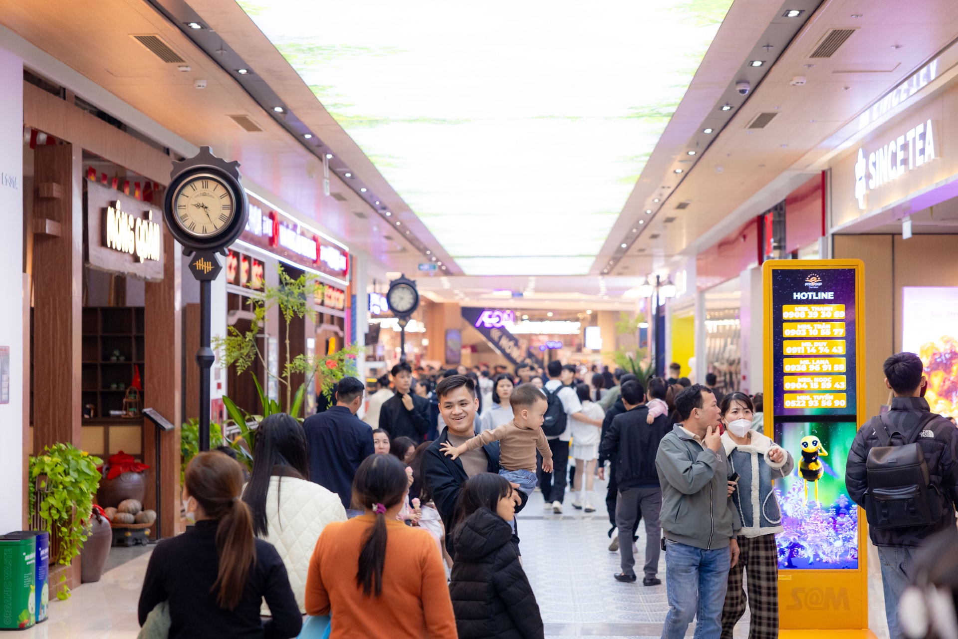 ẢNH 6 Vincom đông đúc