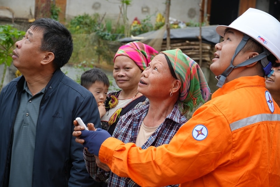 Công nhân Công ty Điện lực Lào Cai trao đổi, hướng dẫn người dân địa phương trong quá trình triển khai chương trình Thắp sáng đường quê