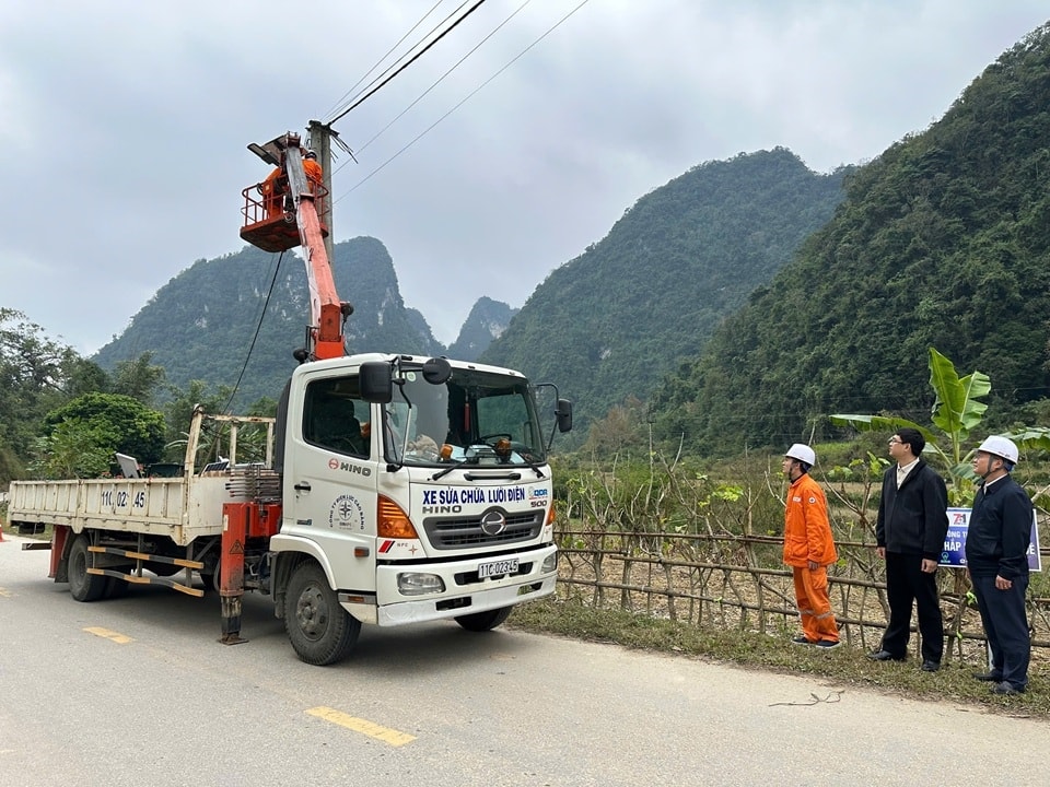 Công ty Điện lực Cao Bằng thực hiện chương trình thắp sáng đường quê2