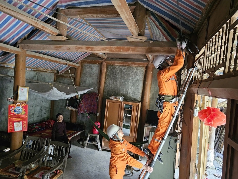 Hàng trăm hộ gia đình khó khăn được Công ty Điện lực Thái Nguyên kiểm tra, sửa chữa, lắp đặt hệ thống điện sinh hoạt miễn phí1