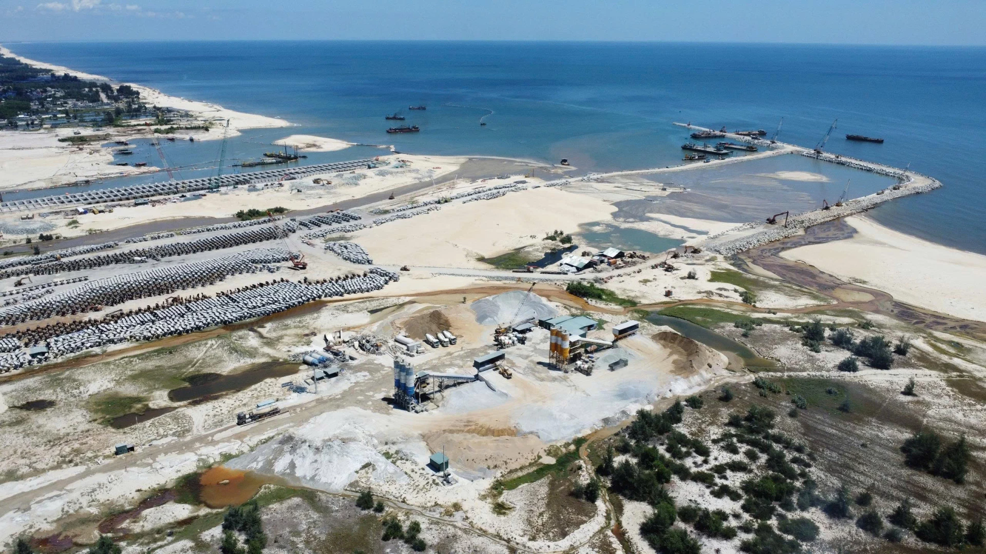 Cảng nước sâu Mỹ Thủy đang được gấp rút hoàn thiện - Ảnh- T.P