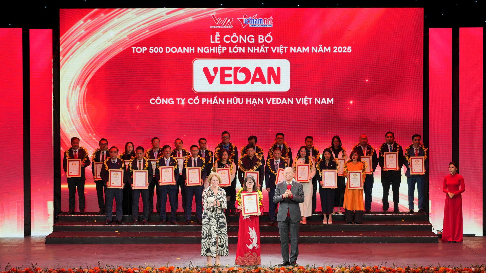 Đại diện Vedan Việt Nam, bà Hà Thị Hòa Bình (Phó Giám đốc) nhận chứng nhận từ ban tổ chức