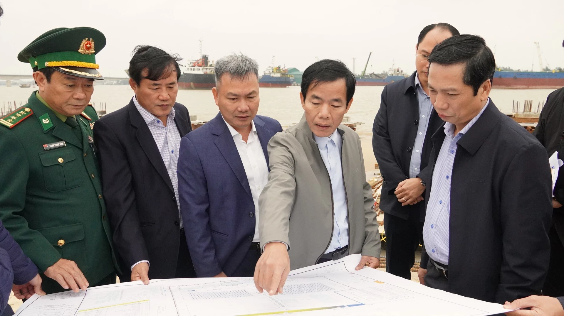 Bí thư Tỉnh ủy Nguyễn Văn Phương kiểm tra Dự án bến cảng CFG Nam Cửa Việt (Ảnh: Q.V)