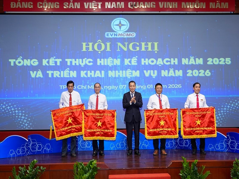 Ông Đặng Hoàng An trao Cờ thi đua của Tập đoàn cho các Đơn vị tiêu biểu trong phong trào thi đua năm 2025