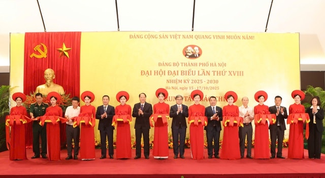 Thường trực Ban Bí thư Trần Cẩm Tú cùng các đại biểu cắt băng khai trương Trung tâm Báo chí.