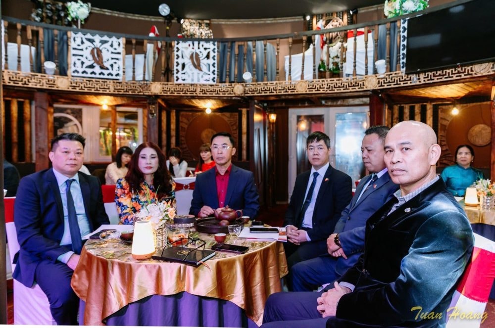 HỘI VHNT VIỆT NAM TẠI CH SÉC: NƠI GẮN KẾT CỘNG ĐỒNG VÀ LAN TỎA GIÁ TRỊ VĂN HÓA VIỆT NƠI XA XỨ