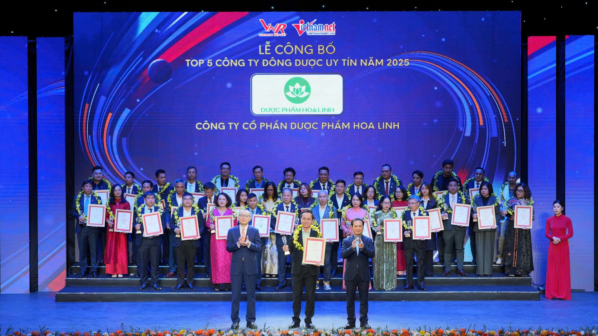 Đại diện Công ty CP Dược phẩm Hoa Linh nhận chứng nhận Top 5 Công ty Đông dược uy tín năm 2025