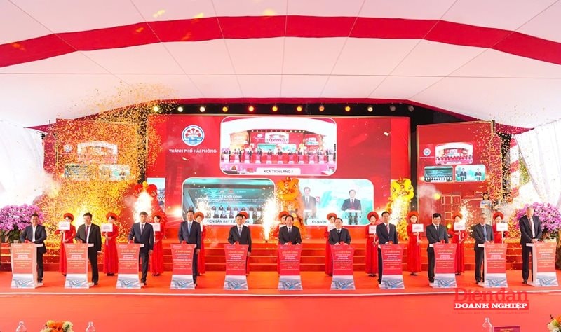 Lãnh đạo TP Hải Phòng, lãnh đạo VCCI và các đại biểu nhấn nút khởi công Dự án đầu tư xây dựng và kinh doanh kết cấu hạ tầng Khu công nghiệp Tiên Lãng 1