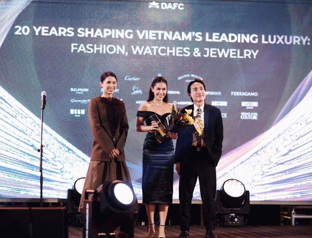CEO Tiên Nguyễn nhận giải trên sân khấu LUXUO Asia Awards 2025