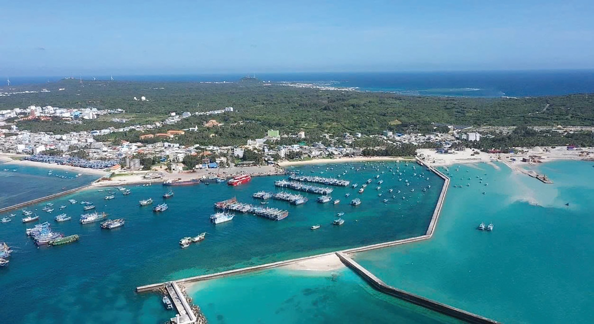 Đặc khu Phú Quý nhìn từ hướng biển vào đất liền.