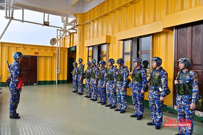 1. Quán triệt, phổ biến công tác huấn luyện trên Nhà giàn DK1.8