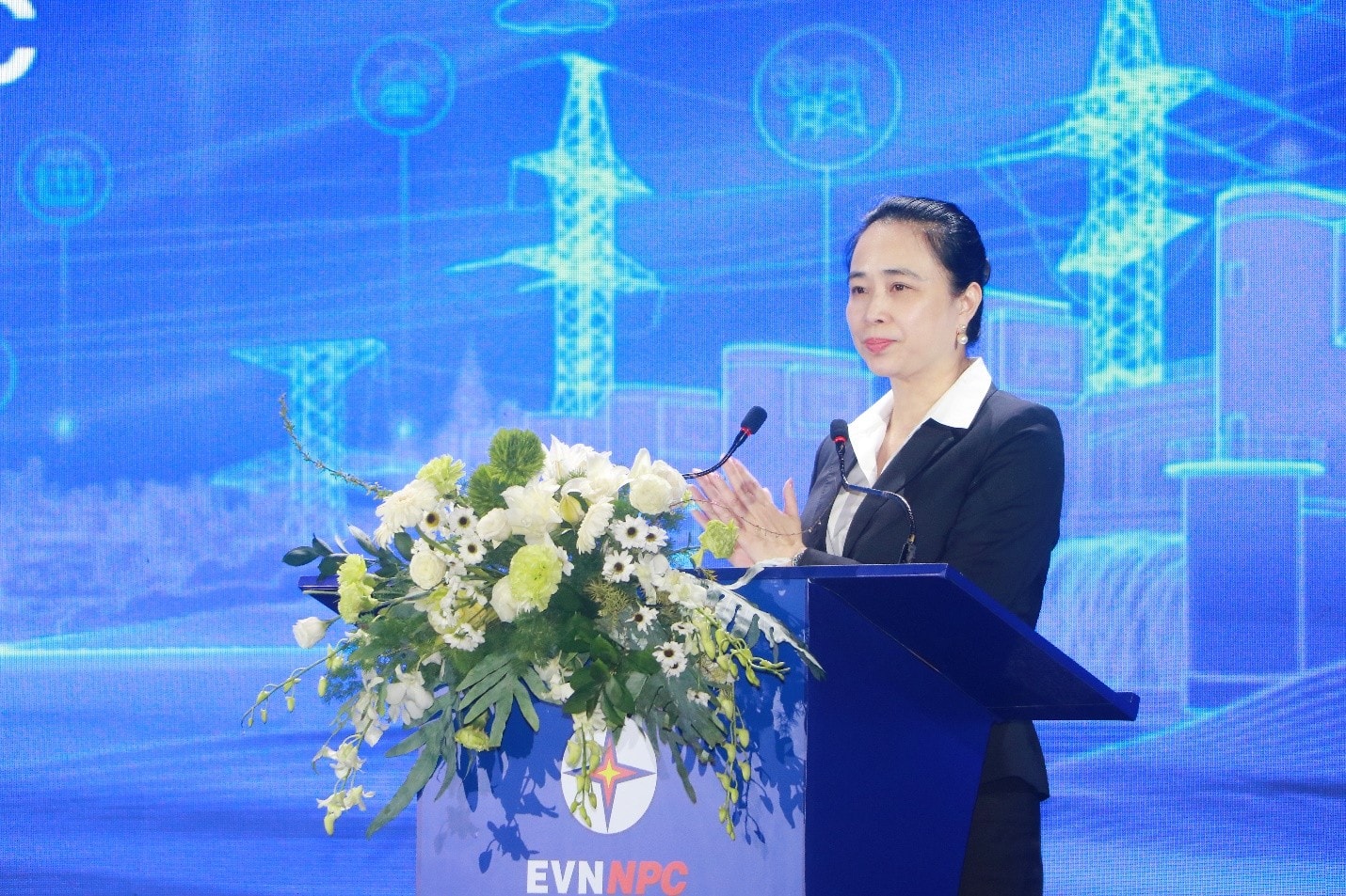 Bà Đỗ Nguyệt Ánh, Bí thư Đảng ủy, Chủ tịch Hội đồng thành viên EVNNPC phát biểu tại Hội nghị