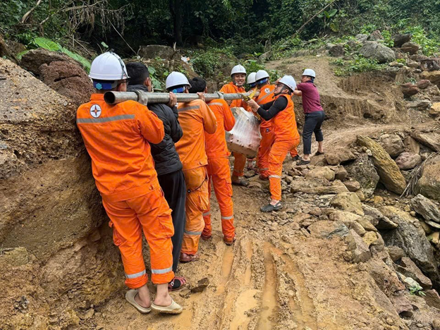 CBCNV EVNNPC trực tiếp vác vật tư, thiết bị, men theo vách núi hiểm trở để đưa điện về vùng sâu.