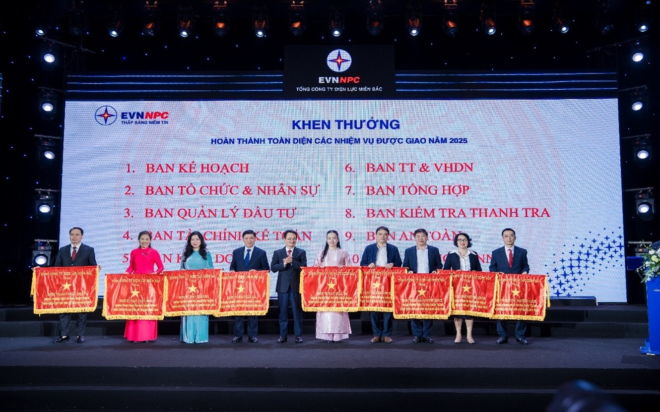 Ông Nguyễn Đức Thiện, Tổng Giám đốc EVNNPC trao thưởng cho các tập thể hoàn thành toàn diện các nhiệm vụ được giao năm 2025