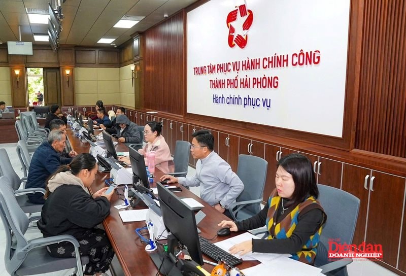 Cán bộ Trung tâm phục vụ Hành chính công TP Hải Phòng hướng dẫn người dân, doanh nghiệp khi đến làm th