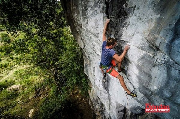 Du khách trải nghiệm leo núi tại Cát Bà