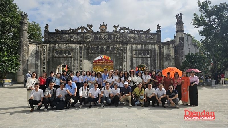 Đoàn du khách trải nghiệm tại Di sản văn hóa thế giới Côn Sơn - Kiếp Bạc