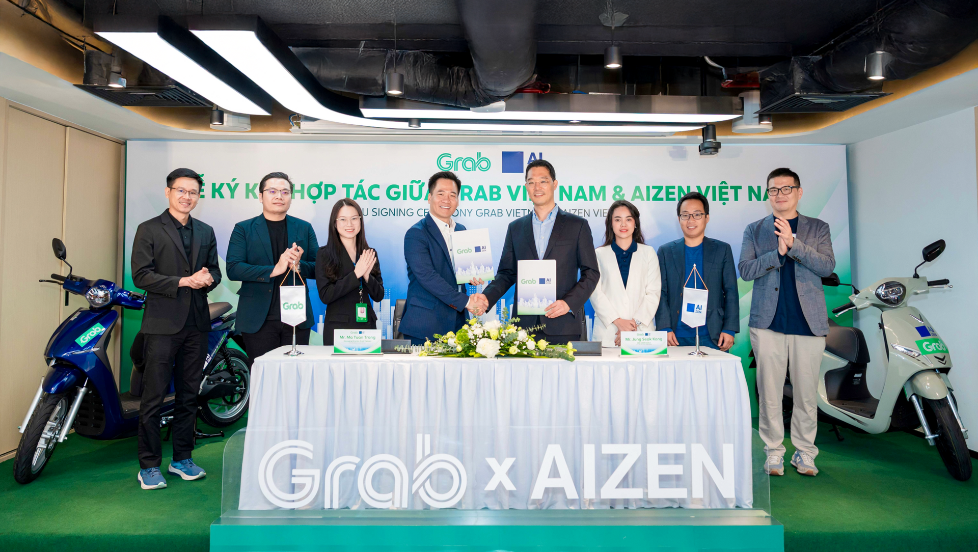 Đại diện Grab Việt Nam và AIZEN Việt Nam ký kết thoả thuận hợp tác