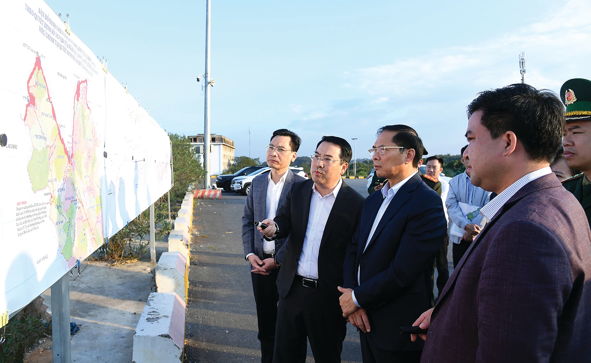 Chủ tịch UBND tỉnh Lào Cai Nguyễn Tuấn Anh báo cáo Phó Thủ tướng Bùi Thanh Sơn quy hoạch, tiến độ các dự án hạ tầng kết nối tại khu vực biên giới