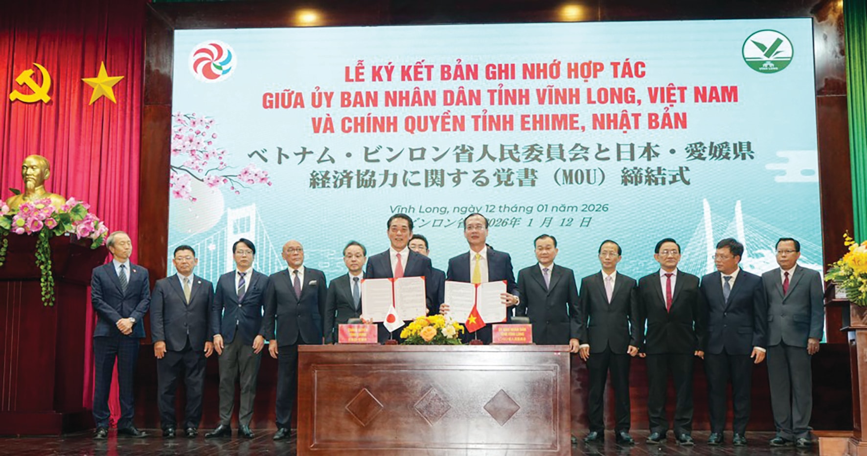 Chủ tịch UBND tỉnh Vĩnh Long Trần Trí Quang và Thống đốc tỉnh Ehime Tokihiro Nakamura ký kết Bản ghi nhớ hợp tác giữa UBND tỉnh Vĩnh Long và chính quyền tỉnh Ehime