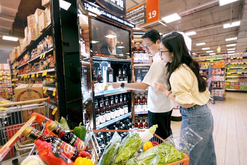 Người tiêu dùng mua sắm sản phẩm Masan Consumer - Nước mắm Chin-Su ủ chượp 365 ngày (2)